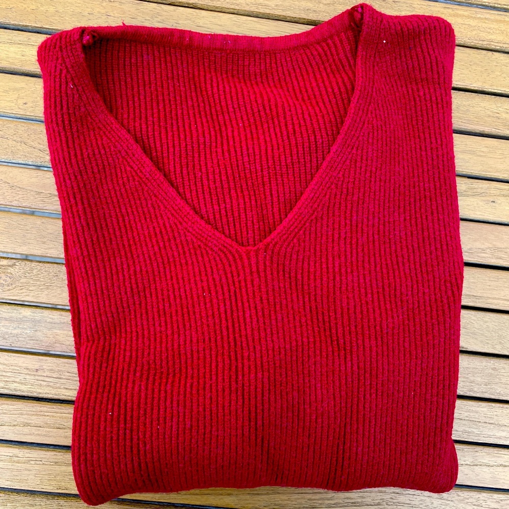 Red beautiful sweater crew V neck One size